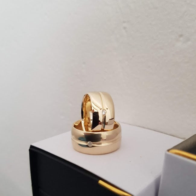 Unisex wide diamond Beveled Wedder