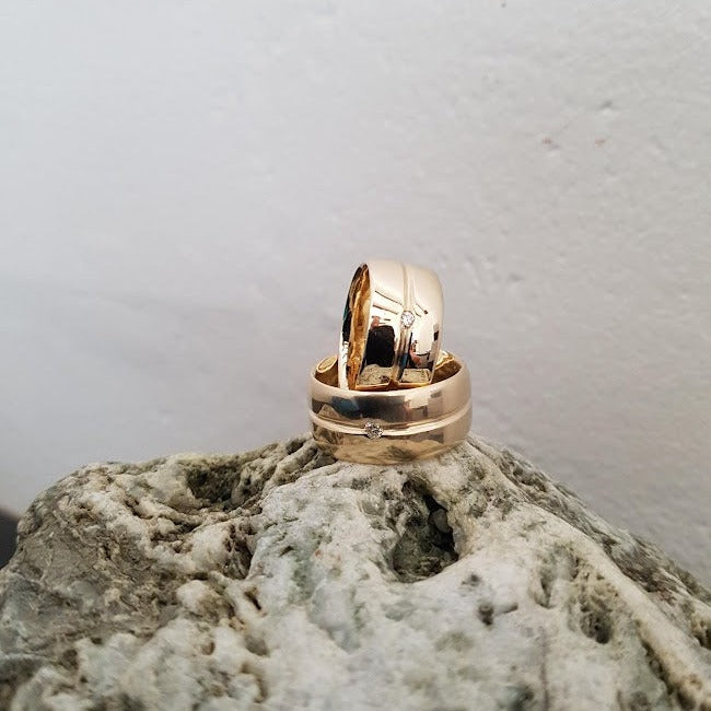 Unisex wide diamond Beveled Wedder