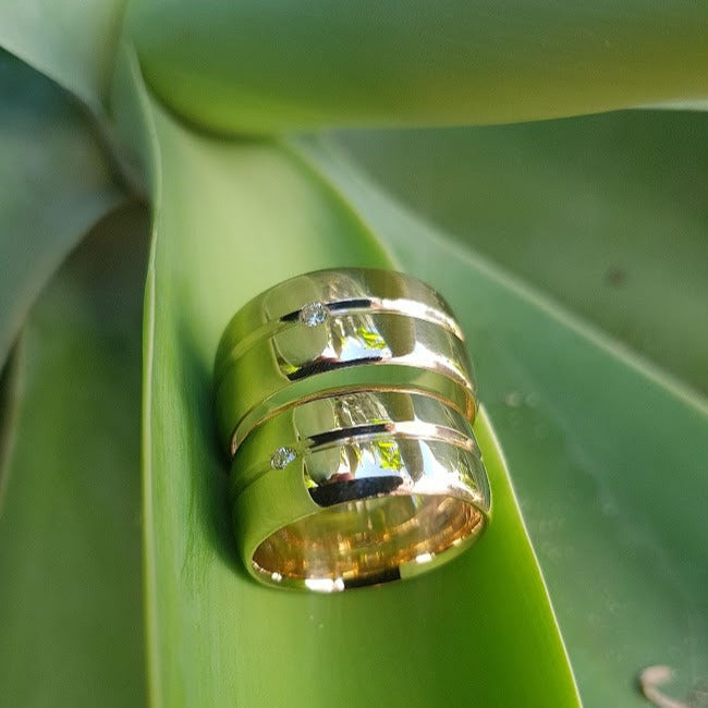 Unisex wide diamond Beveled Wedder