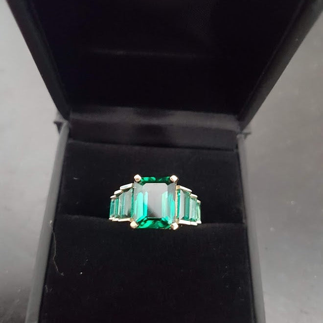 Emerald dress ring