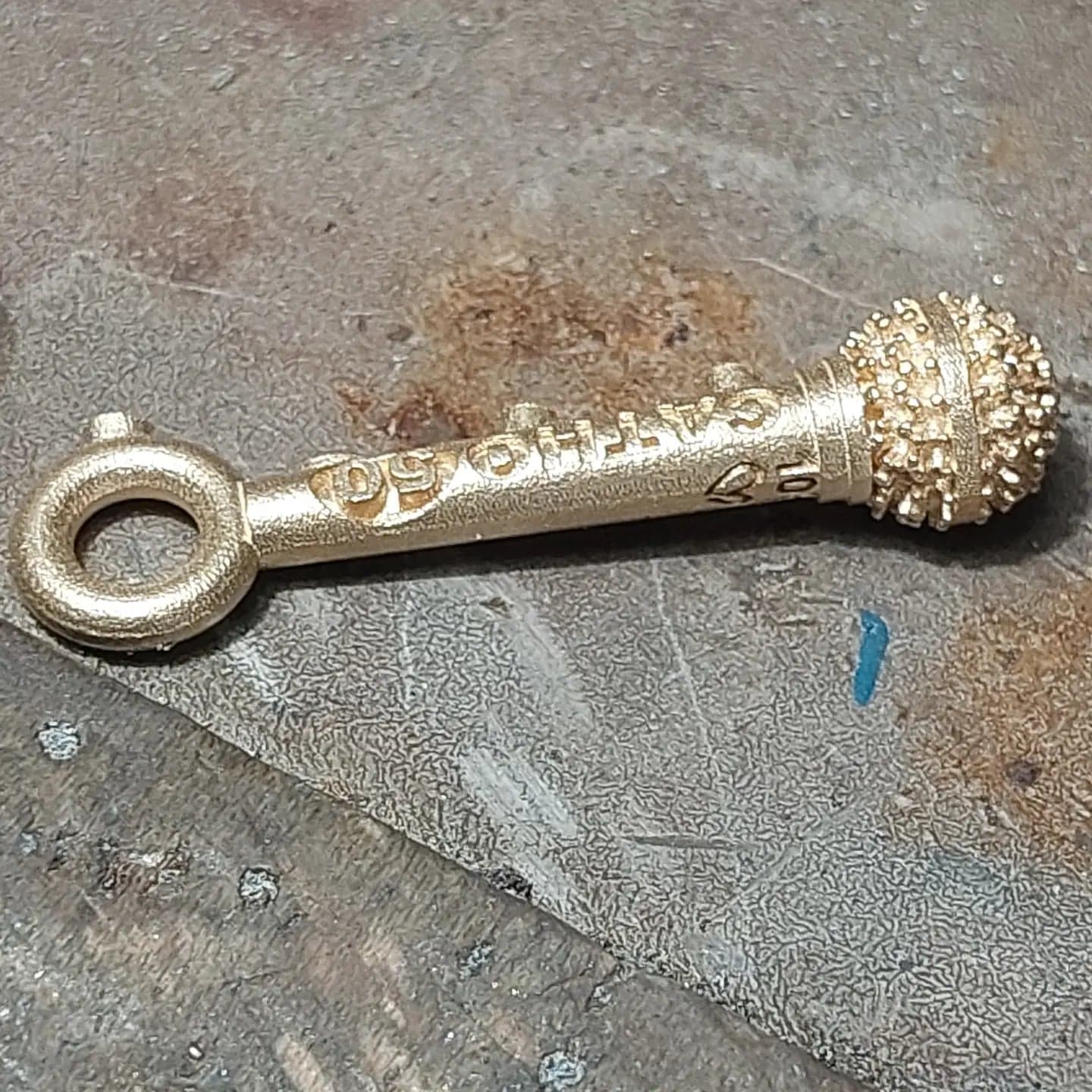 The golden microphone (Catho)