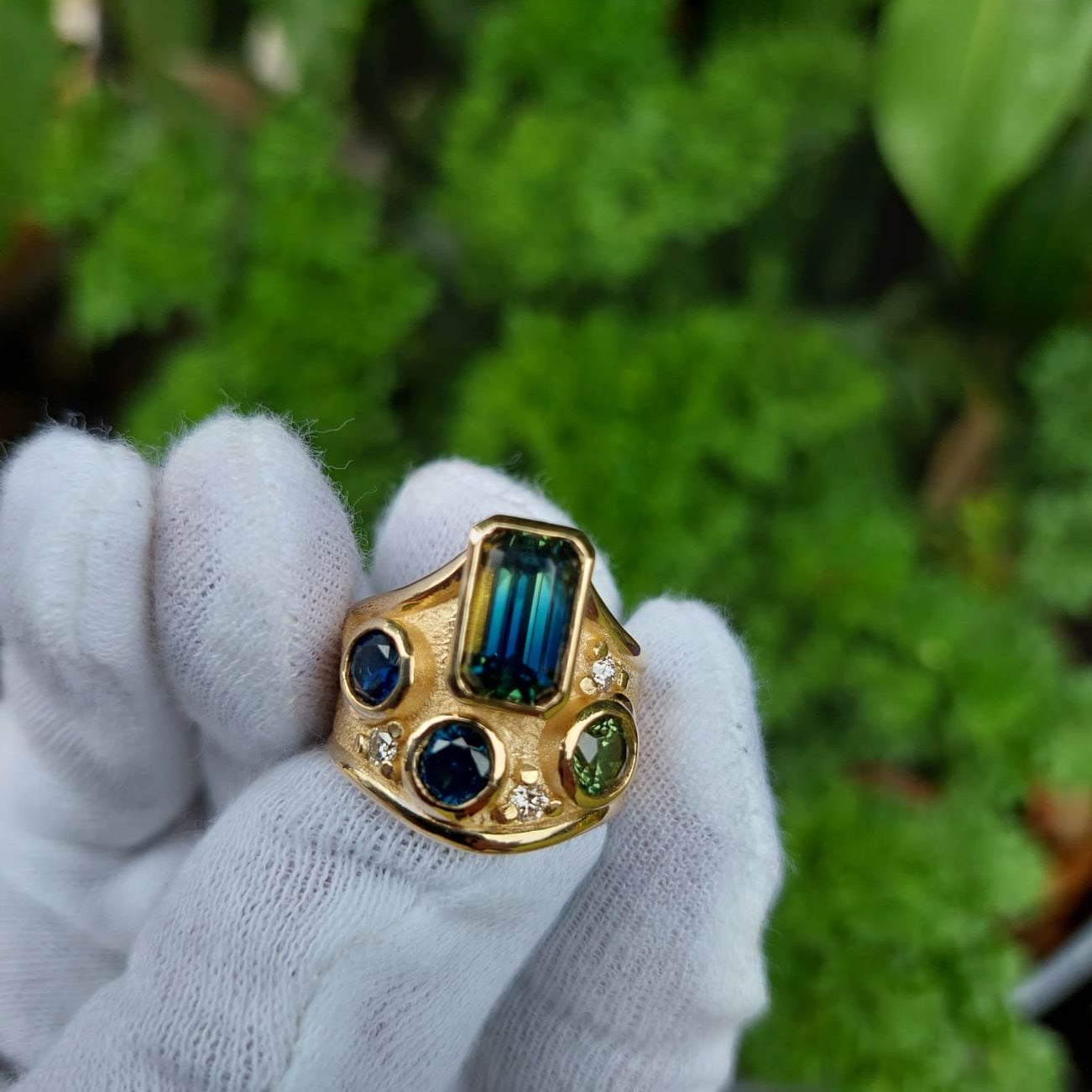 A contemporary Sapphire dress ring (Ena)