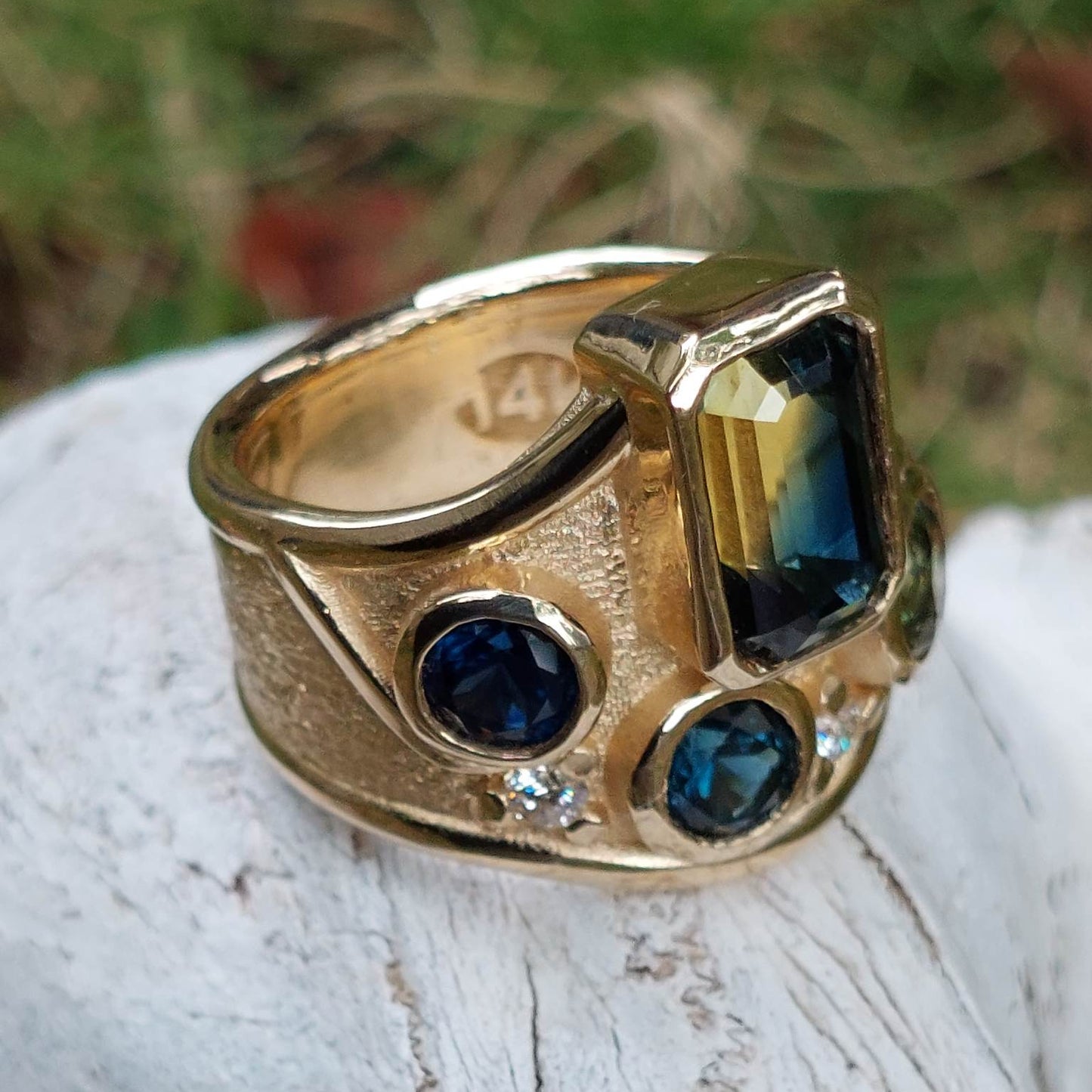 A contemporary Sapphire dress ring (Ena)